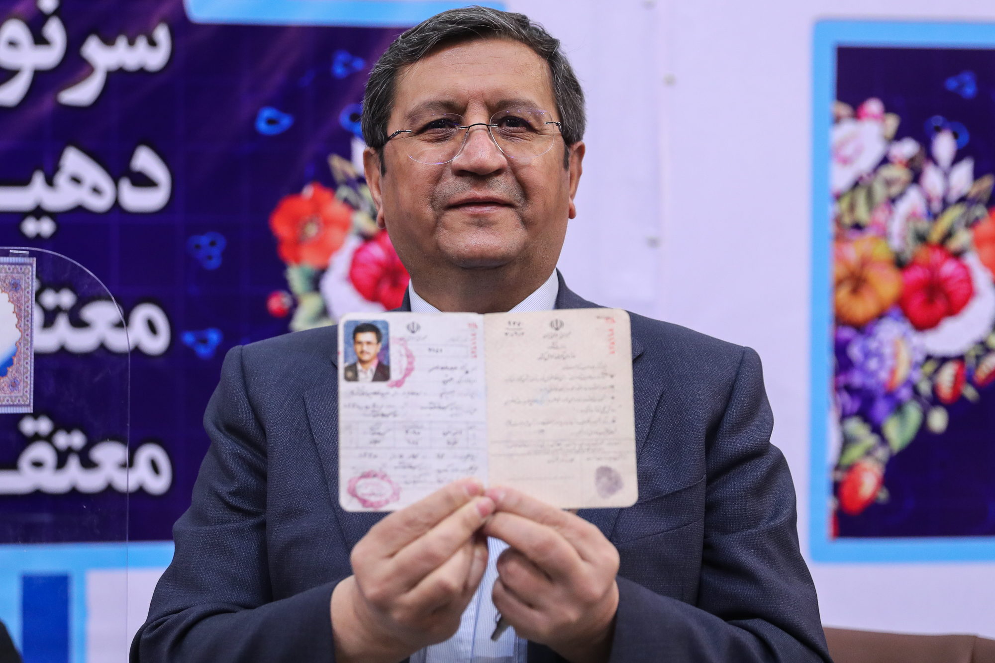 عبدالناصر همتی در پنجمین روز ثبت‌نام داوطلبان سیزدهمین دوره انتخابات ریاست‌جمهوری