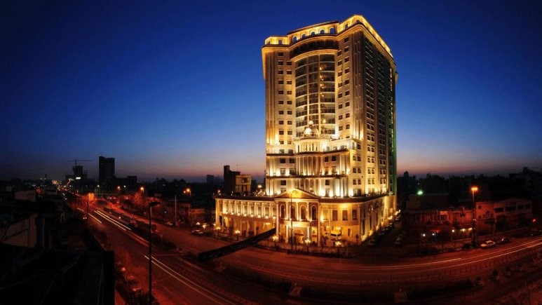 بیرون هتل قصر طلایی مشهد در شب، رزرو هتل های مشهد