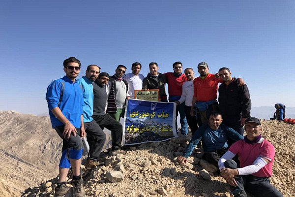 صعود تیم کوهنوردی دانشگاه آزاد اسلامی شهرکرد به قله 3 هزار و 783 متری آب‌سفید