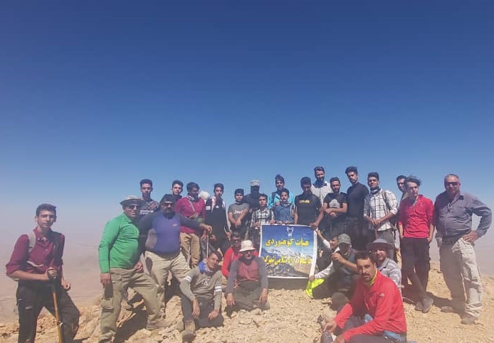 صعود دانشجویان دانشگاه آزاد اسلامی شهرکرد به قله نا در کوه جهانبین