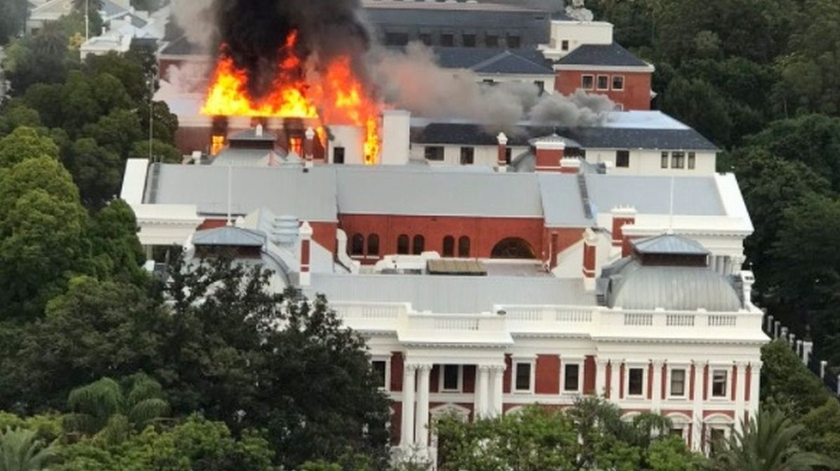 آتش سوزی پارلمان آفریقای جنوبی
