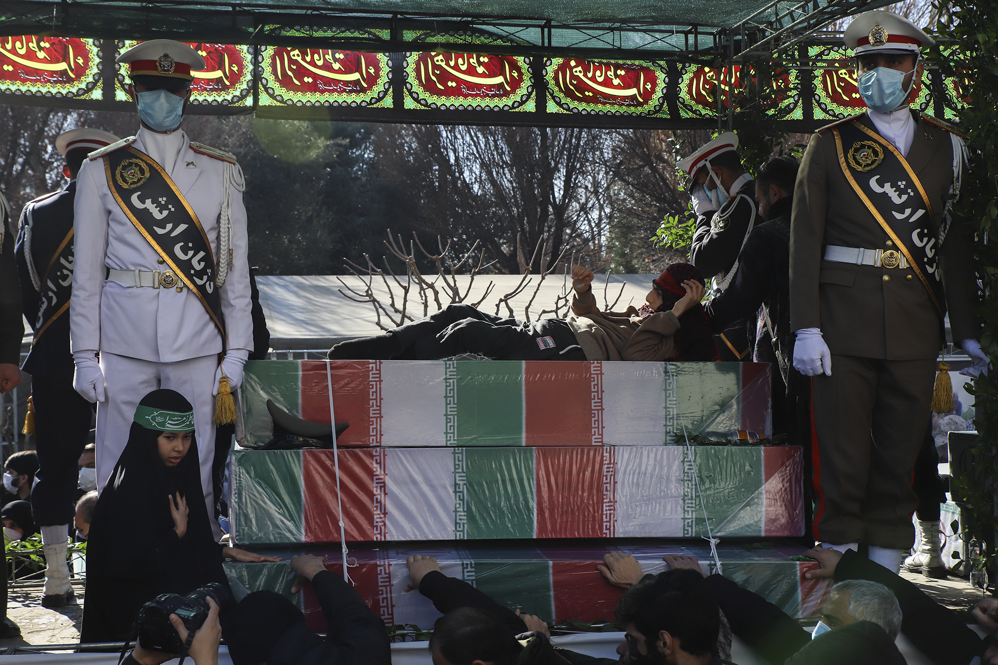 مراسم تشییع پیکر ١۵٠ شهید دفاع مقدس از مقابل دانشگاه تهران