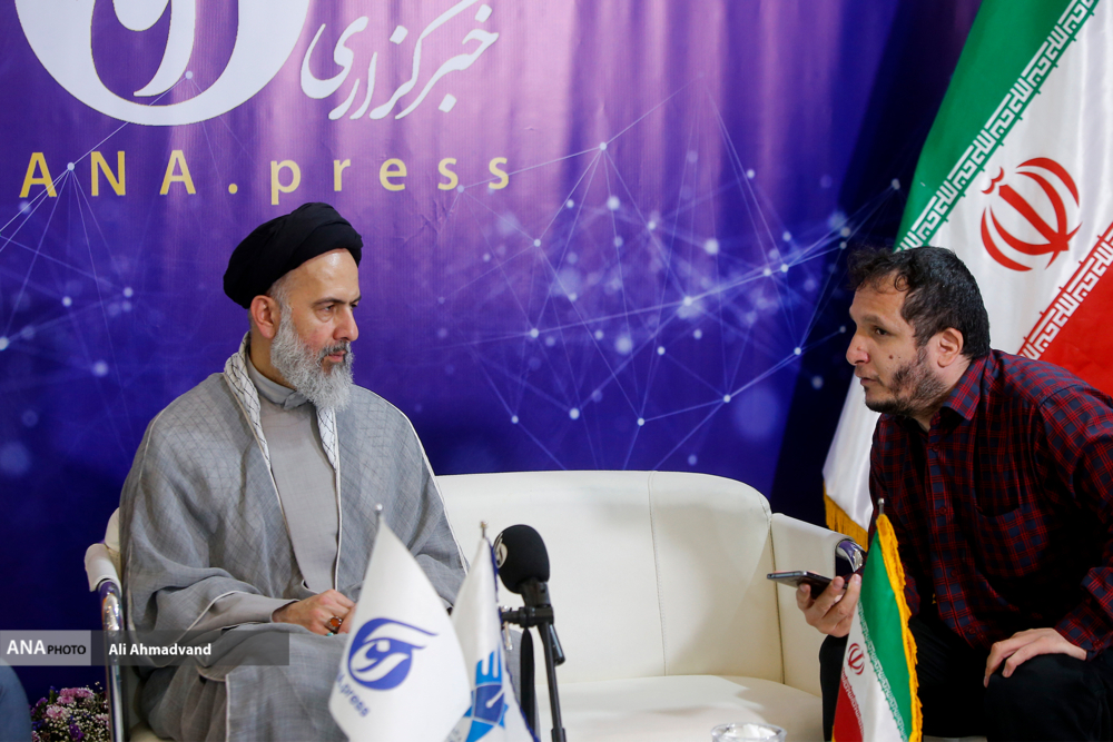 حضور رئیس دانشگاه آزاد اسلامی گلستان در غرفه خبرگزاری آنا