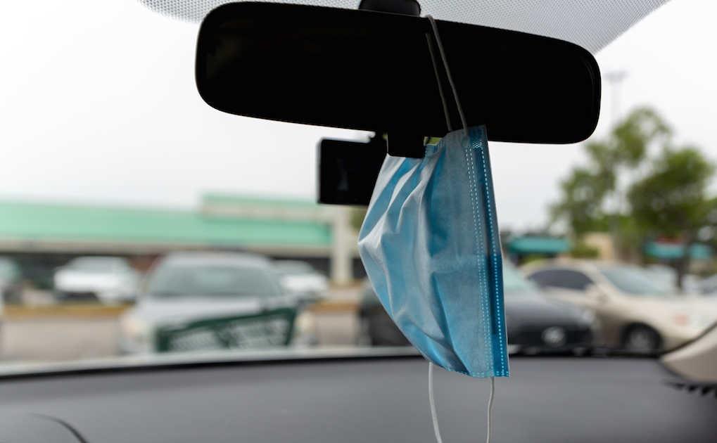 جریمه-آویزان-کردن-ماسک-از-آینه-وسط-خودرو.jpg