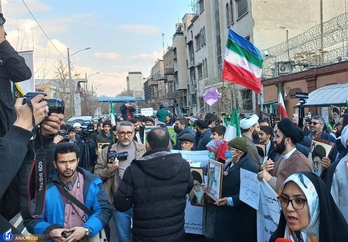 جمعی از مردم و دانشجویان مقابل سفارت فرانسه تجمع کردند