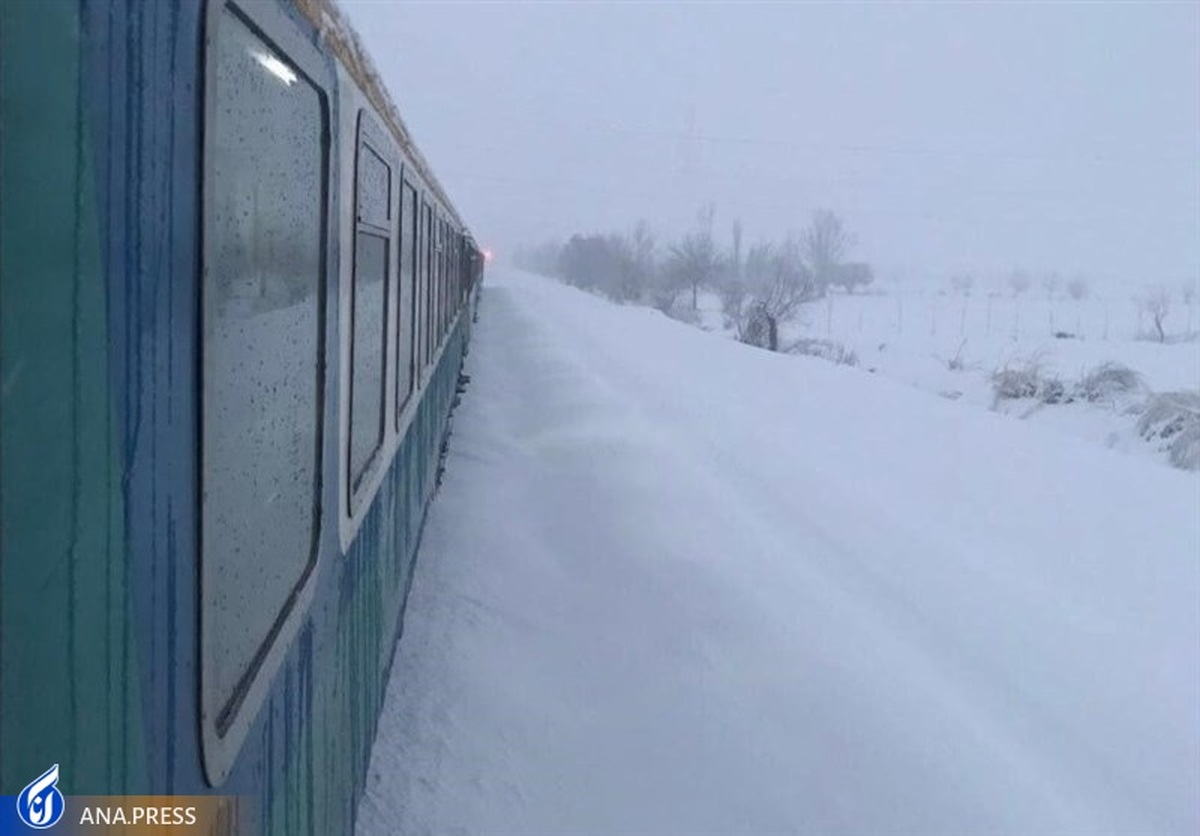 برف سنگین شهرضا مسافران قطار تهران-شیراز را زمین‌گیر کرد