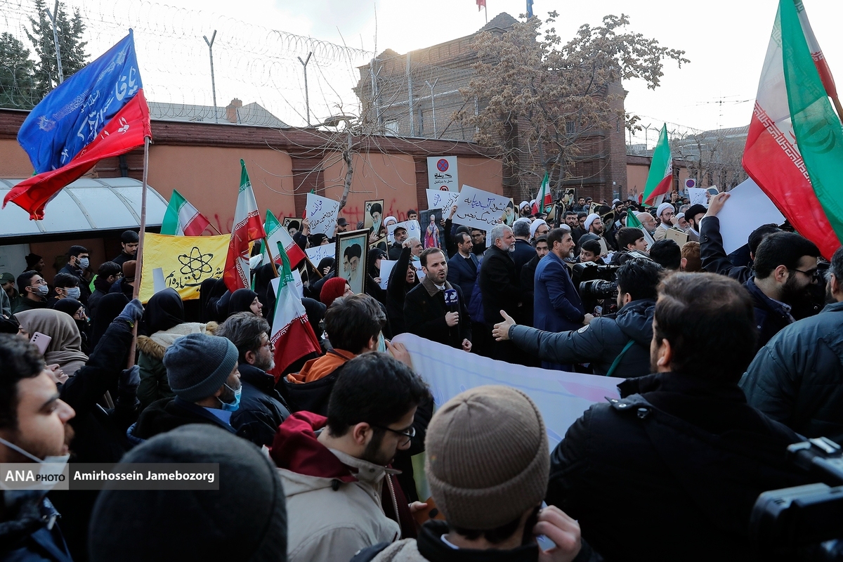 تجمع مردمی مقابل سفارت فرانسه برگزار شد
