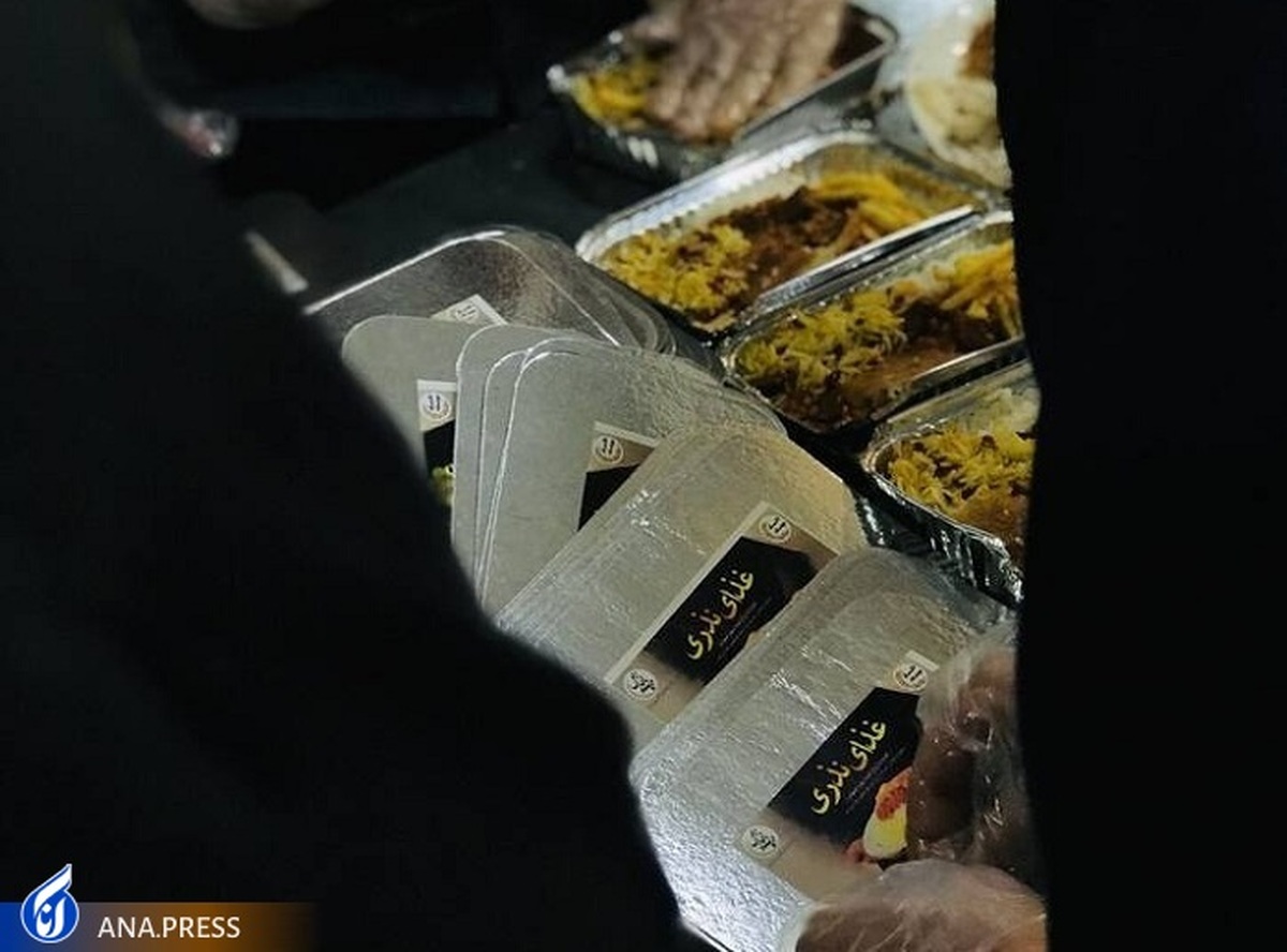 توزیع غذای گرم در بین نیازمندان حاشیه شهر تهران توسط بسیج دانشجویی