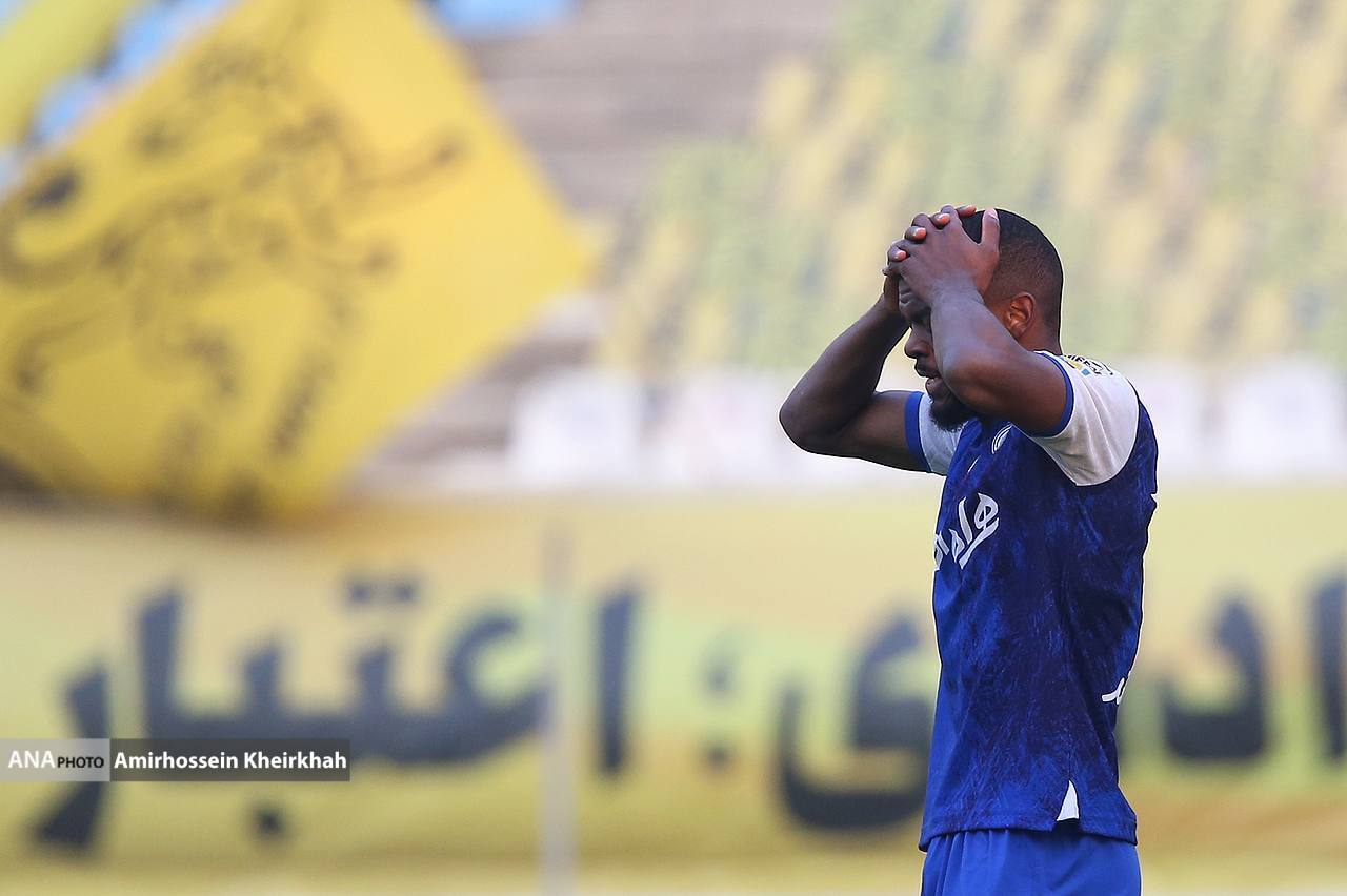 گزارش تصویری از دیدار سپاهان و استقلال در یک بازی مهیج