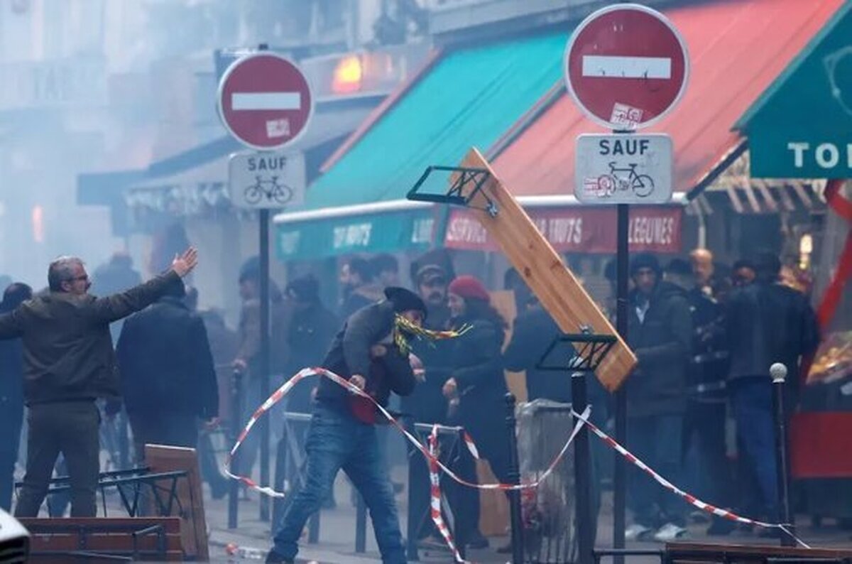 پلیس اعتراضات مردمی در پاریس را با گاز اشک‌آور پاسخ داد