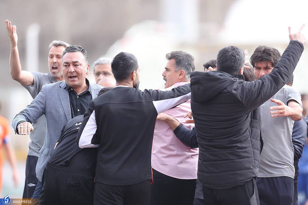 جنجال، دعوا و درگیری فیزیکی مربیان سایپا و استقلال خوزستان در ورزشگاه دستگردی+ تصاویر