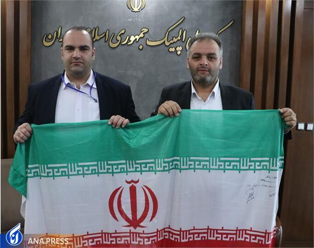 پرچم دو قهرمان وزنه‌برداری ایران به موزه ورزش تقدیم شد