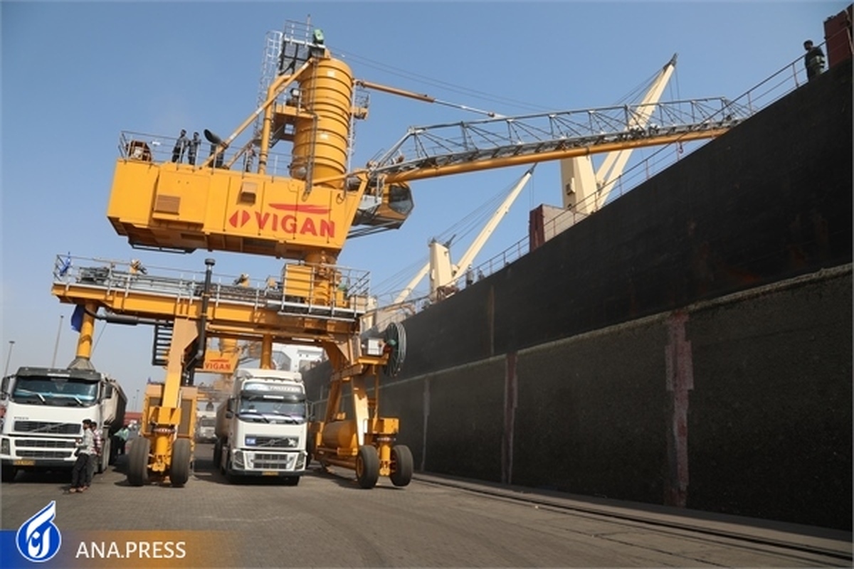 بهره‌برداری از دو مکنده غلات از کشتی به کامیون در بندر شهید رجایی