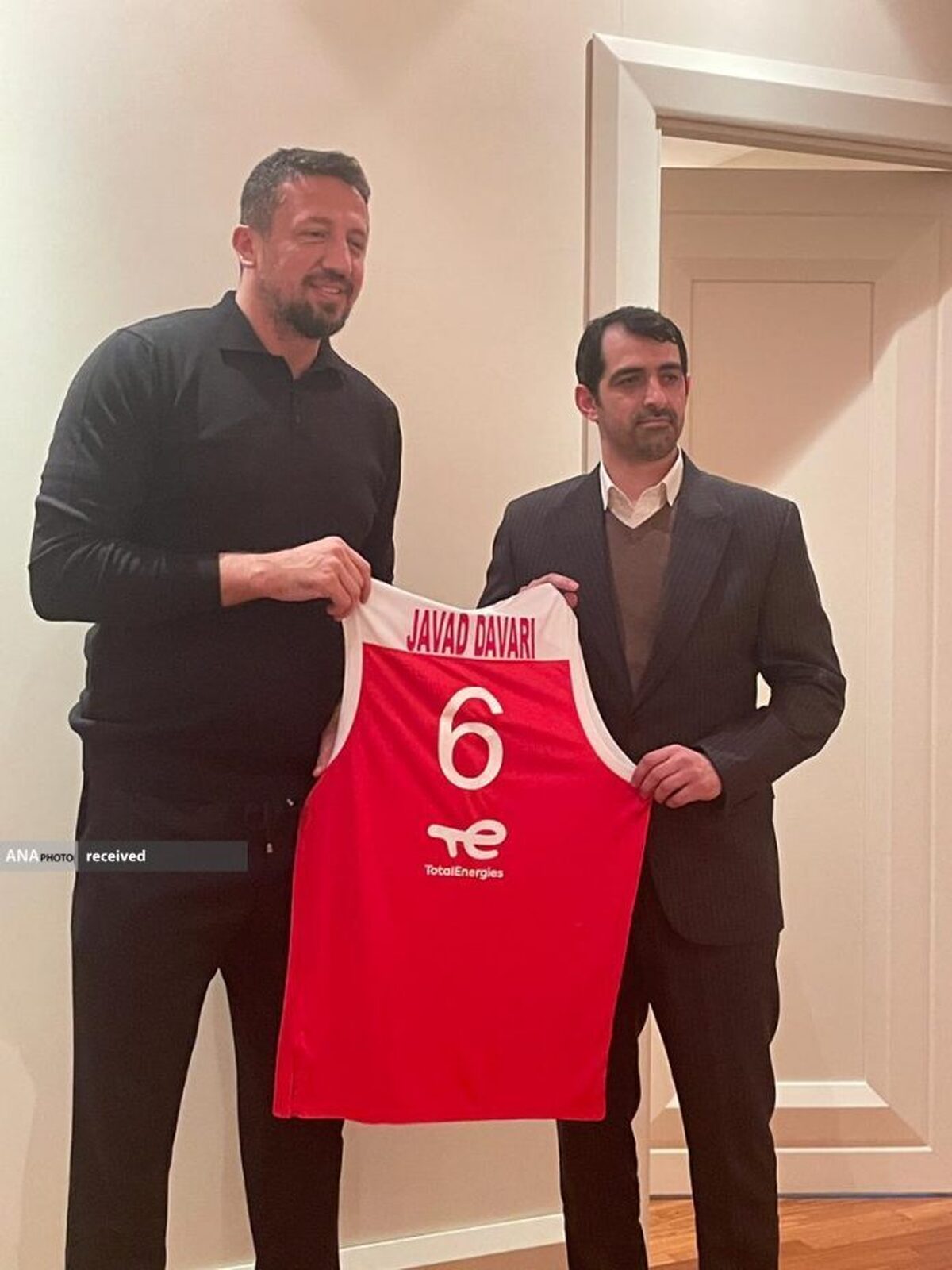 پیراهن شماره ۶ تیم ملی ترکیه به داوری اهدا شد
