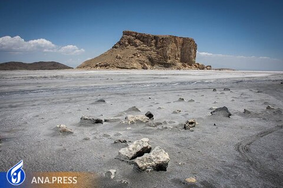 کاهش پهنه آب دریاچه ارومیه در سال ۱۴۰۱ +عکس
