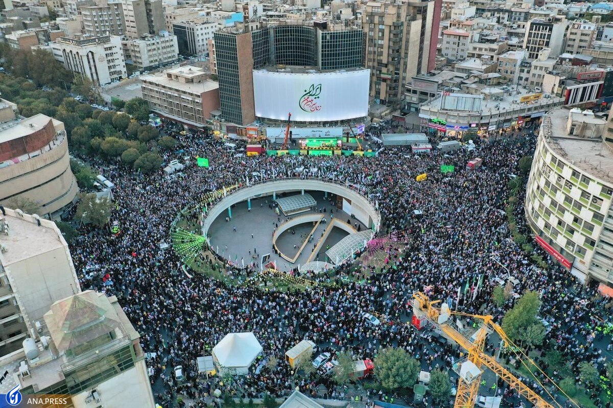 جشن میلاد پیامبر مهربانی‌ در میدان ولیعصر (عج)/ اعلام انزجار تهرانی‌ها از آشوبگران