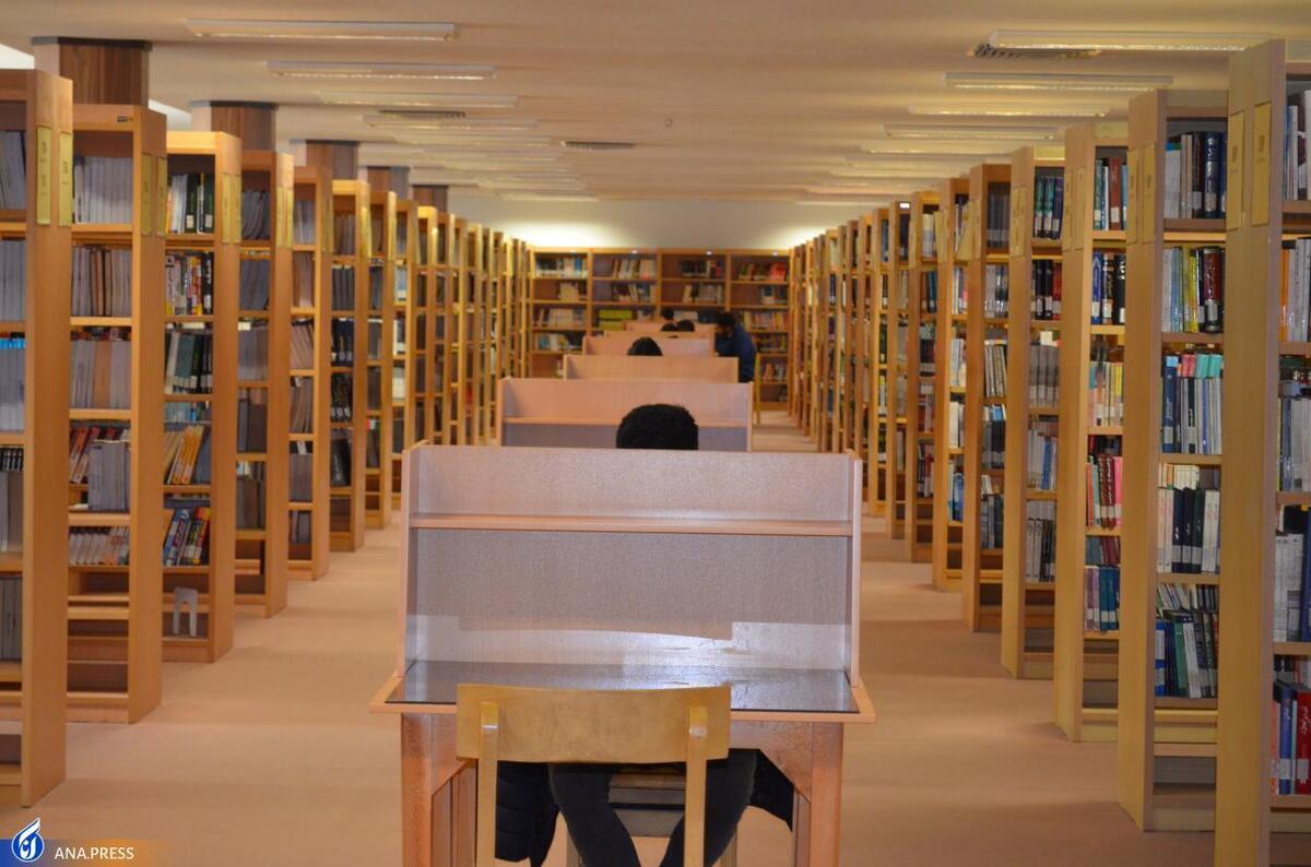 کتابخانه‌ای قفسه‌باز با بیش از ۱۳۵ هزار جلد کتاب