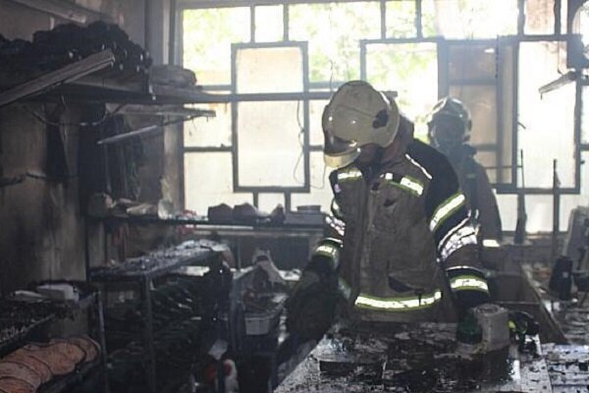 وقوع آتش‌سوزی یک واحد تجاری در خیابان جمهوری