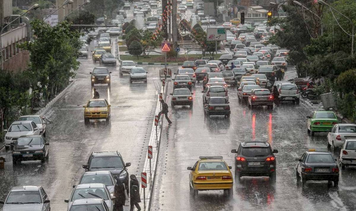 سنگین شدن بار ترافیکی محور‌های مواصلاتی بر اثر بارش نزولات آسمانی