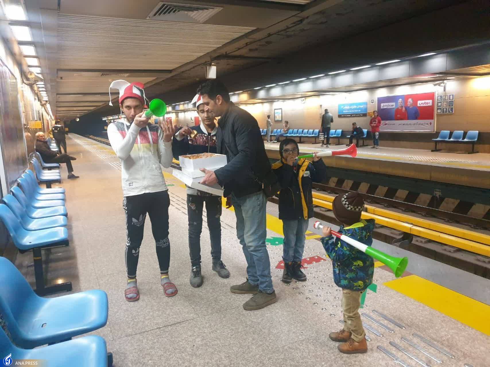 شادی مردم از پیروزی تیم‌ ملی و پخش‌شیرینی در متروی تهران