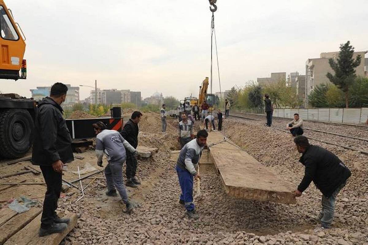 اجرای عملیات کوله غربی زیرگذر سواره رو حریم خط راه آهن تهران-اهواز