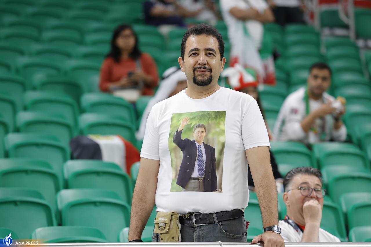 هوادار ایرانی با لباس ناصر حجازی در ورزشگاه+ تصاویر