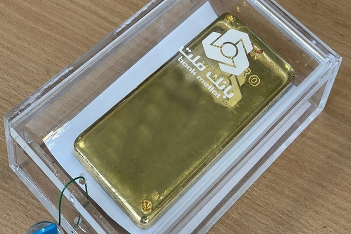 نخستین شمش طلای بورسی خزانه بانک ملت به یک مشتری تحویل داده شد.