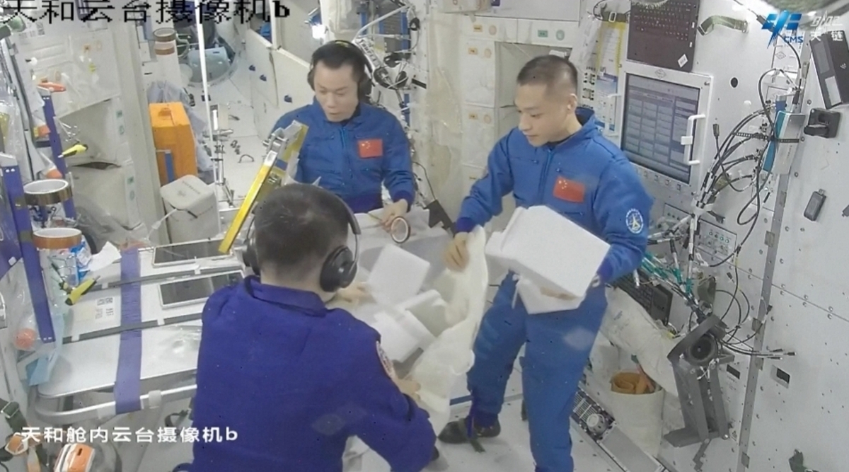 فضانوردان چینی برای نخستین‌بار در فضا پیاده‌روی می‌کنند