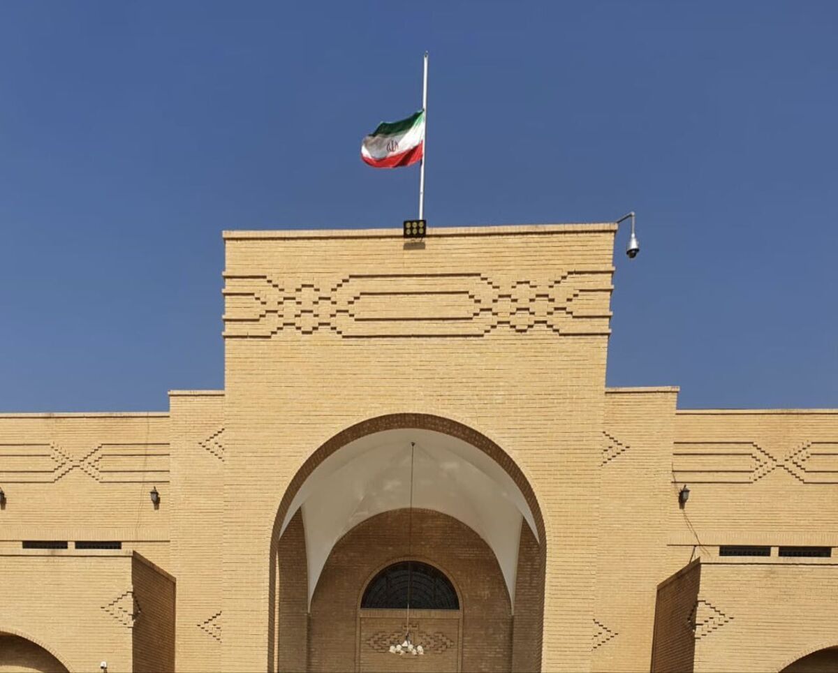 پرچم ایران در سفارتخانه‌ها به یاد قربانیان حادثه تروریستی کرمان نیمه‌افراشته شد