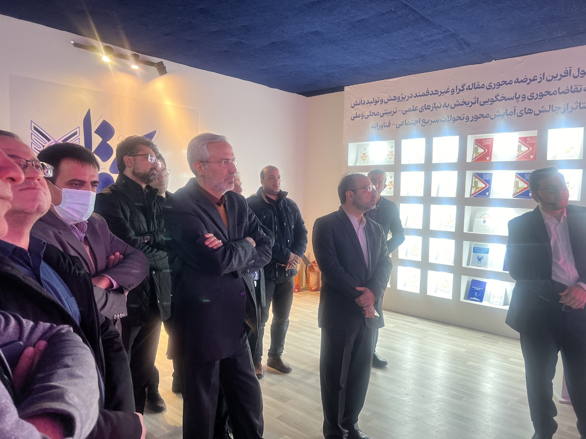 سرپرست دانشگاه آزاد اسلامی استان تهران از نمایشگاه روایت تحول بازدید کرد