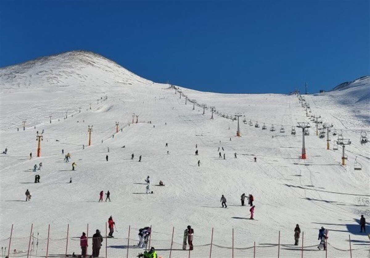 رژه پرچم اسکی‌بازان به مناسبت سالگرد پیروزی انقلاب+فیلم