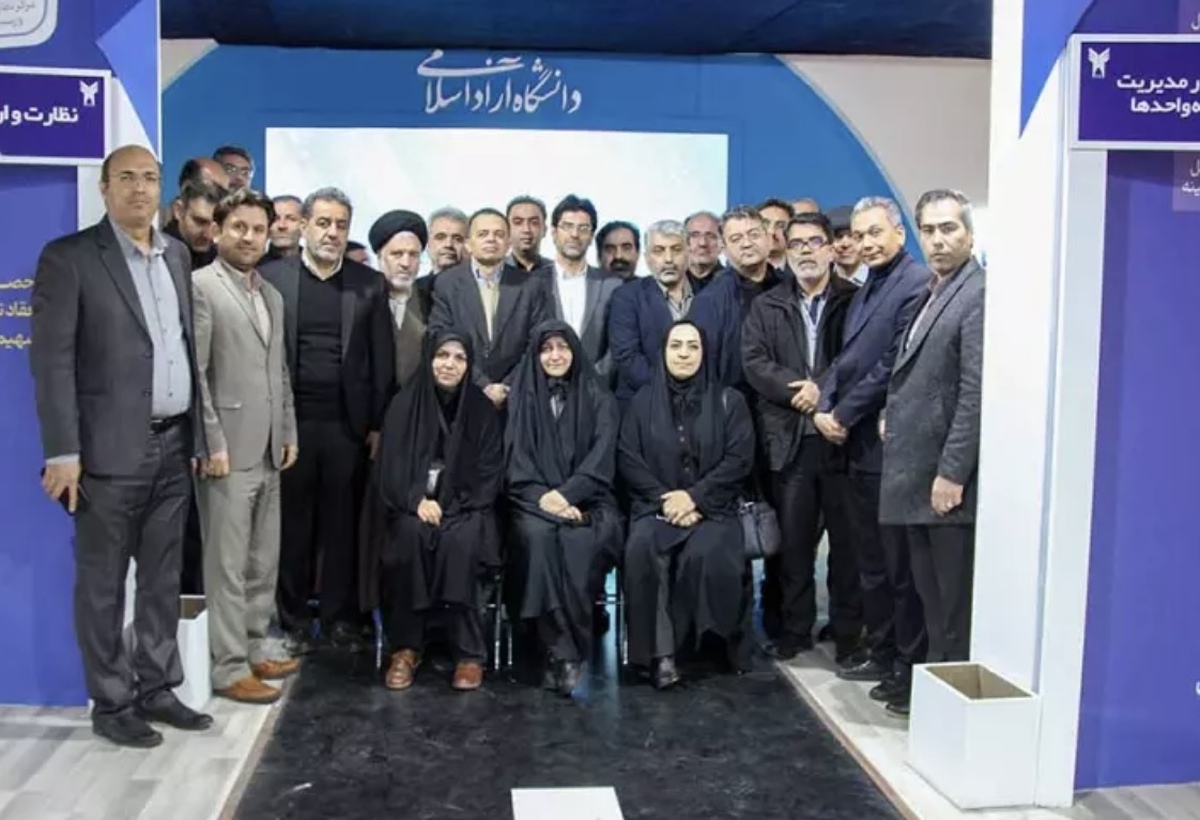 معاونان امور مدارس دانشگاه آزاد اسلامی از نمایشگاه روایت تحول بازدید کردند