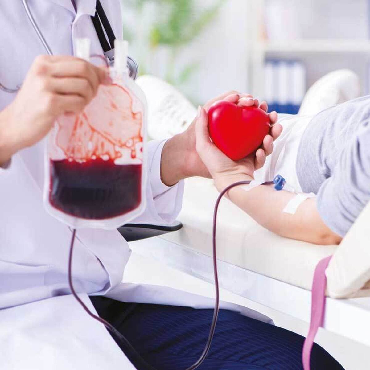 اهدای خون با روزه‌داری منافات ندارد  دایربودن مراکز اهدا در ایام نوروز