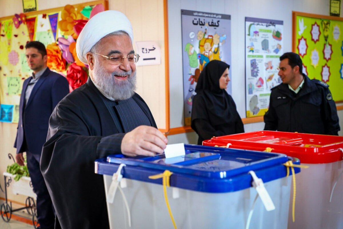  روحانی رأی خود را به صندوق انداخت