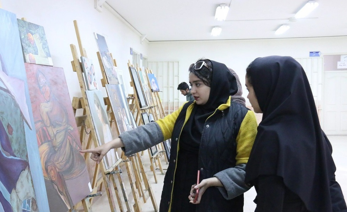 فیلم | نمایش آثار نقاشی دانشجویان هنرهای تجسمی دانشگاه آزاد همدان