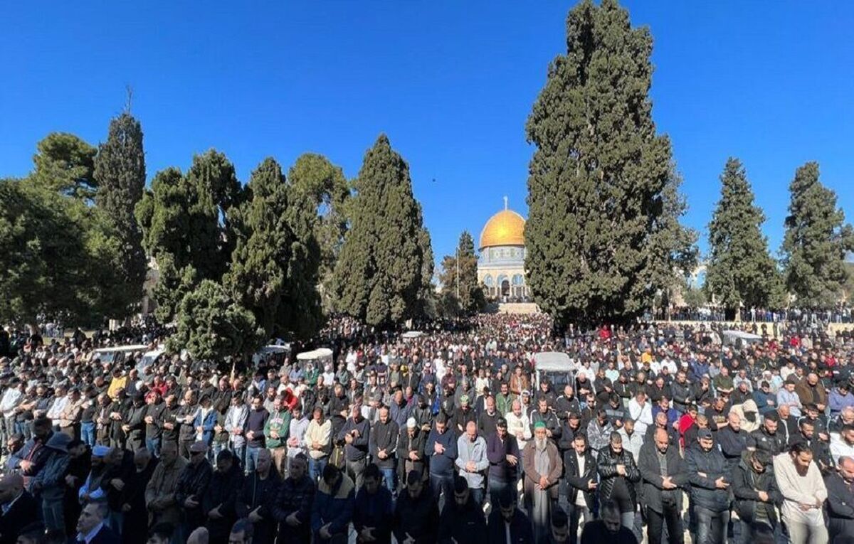 ۸۰ هزار فلسطینی اولین نماز جمعه ماه رمضان را در مسجدالاقصی اقامه کردند