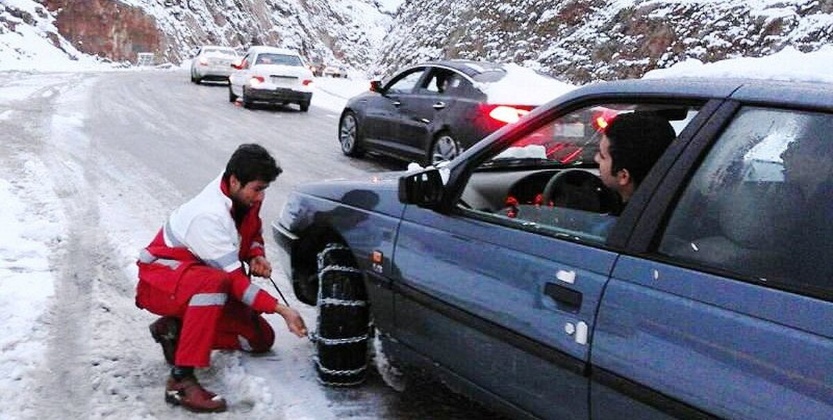 رهاسازی ۳۲۵ خودرو از برف  امدادرسانی به بیش از ۱۶۰۰ نفر