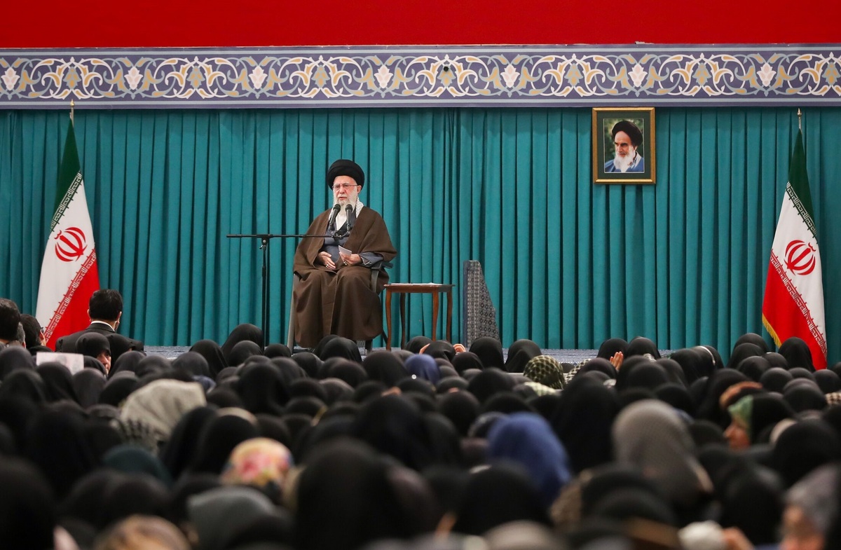 رهبر انقلاب: هرکس ایران را دوست دارد باید در انتخابات فعال باشد/ حضور در انتخابات دشمنان را مأیوس می‌کند