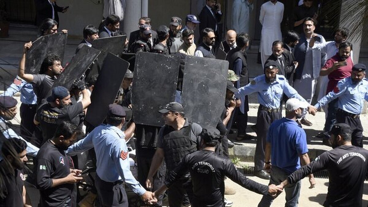 طرفداران عمران خان دست به تظاهرات زدند + فیلم