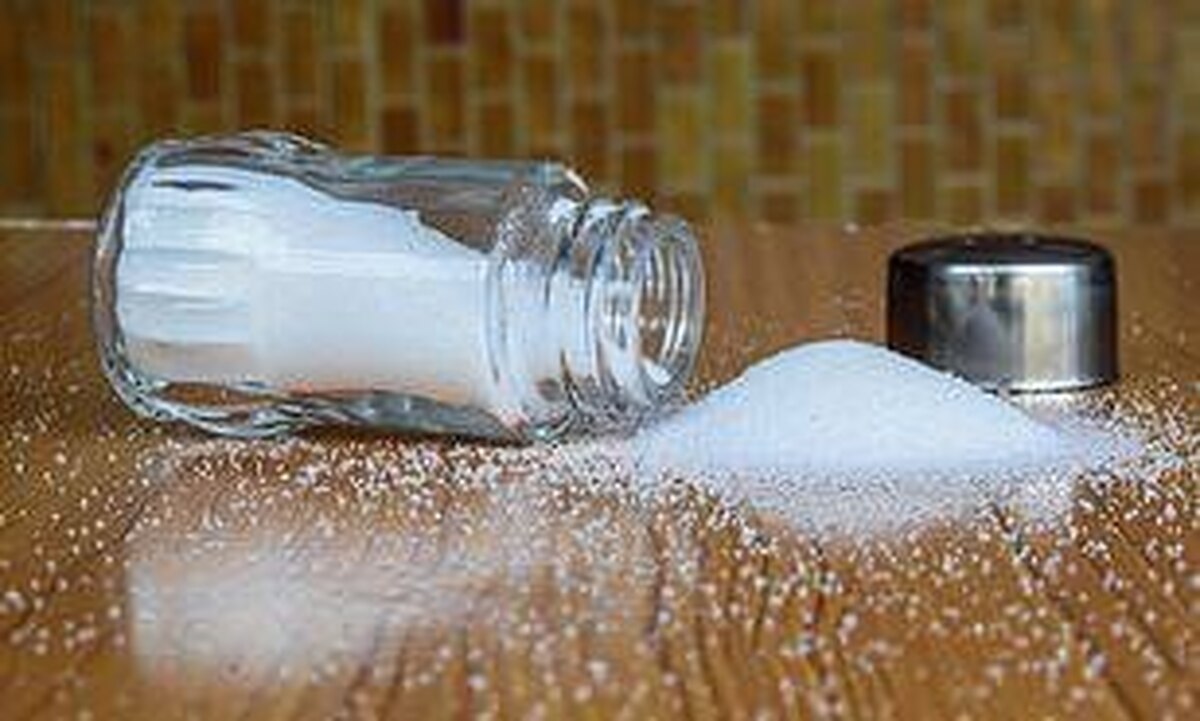 ۴ نشانه مصرف بیش از حد نمک