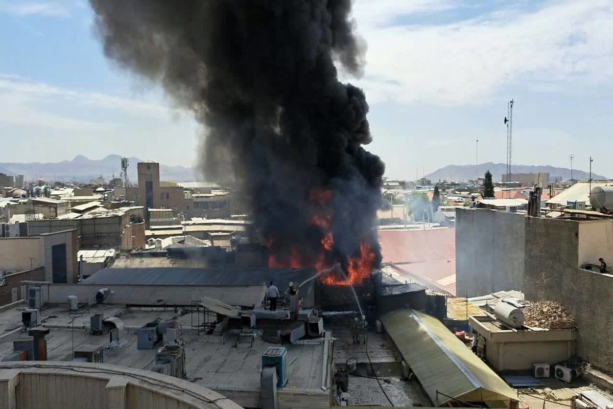 آتش‌سوزی انبار چسب مهار شد؛ باز هم پای ساختمان ناایمن در میان است