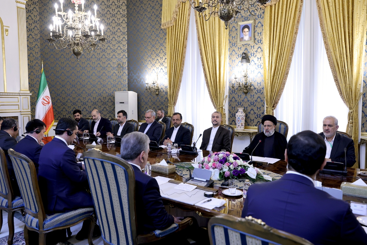 رئیسی: ایران مانعی پیش‌ روی مسیر گسترش روابط با کشورهای همسایه نمی‌بیند
