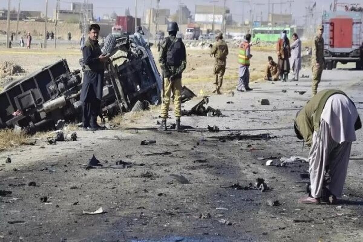 حمله انتحاری به کاروان نظامی پاکستان با ۲ کشته و ۱۹ زخمی