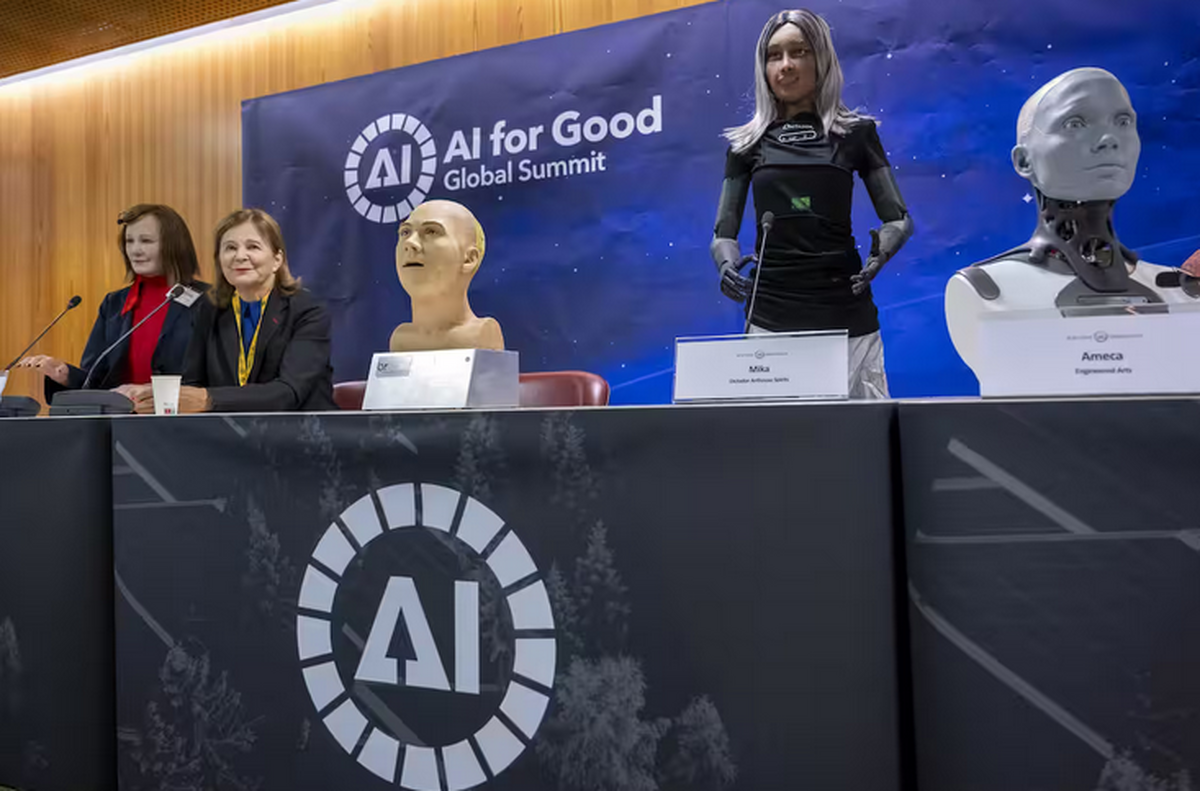 اولین کنفرانس مطبوعاتی ربات‌های انسان‌نما/ ما علیه انسان‌ها شورش نمی‌کنیم!