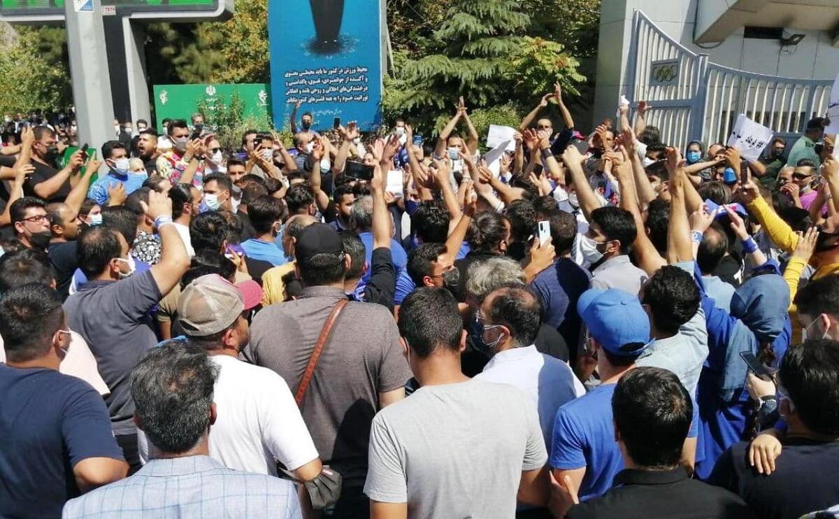 تجمع هواداران معترض استقلال به وزارت ورزش رسید