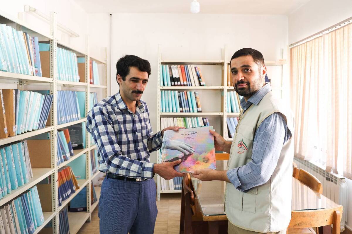 گروه جهادی شهدا ۱۵ کتاب بریل به کتابخانه‌های شرق کشور اهدا کرد+ فیلم