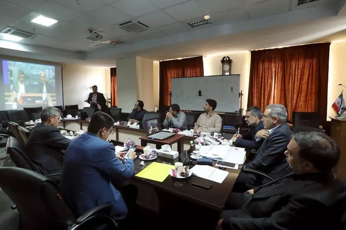 بررسی وضعیت طرح تأمین مسکن کارکنان دانشگاه آزاد  زمین‌های 12 مرکز استان تعیین تکلیف شد
