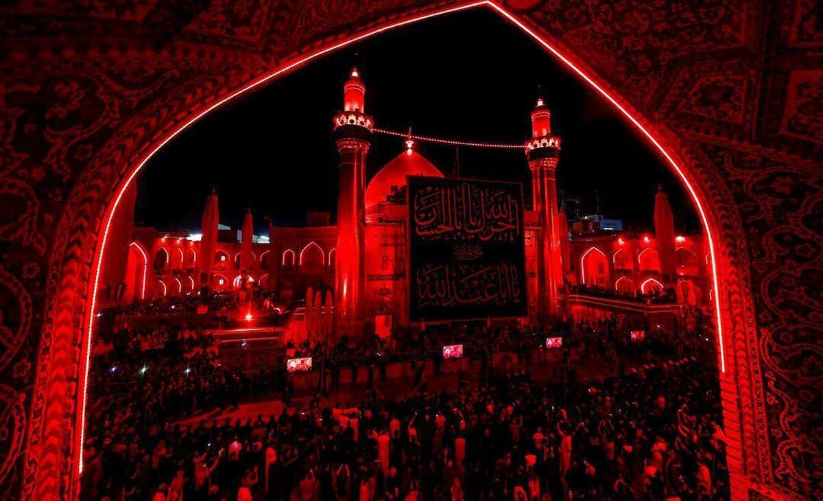 چراغ‌های حرم امام علی (ع) در ماه محرم به رنگ قرمز درآمد+ عکس و فیلم