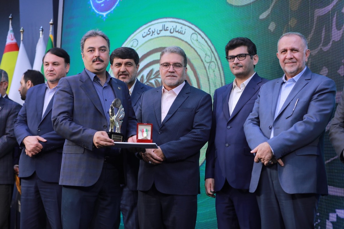 اعطای لوح، نشان عالی و تندیس ویژه بنیاد برکت به بانک صادرات ایران