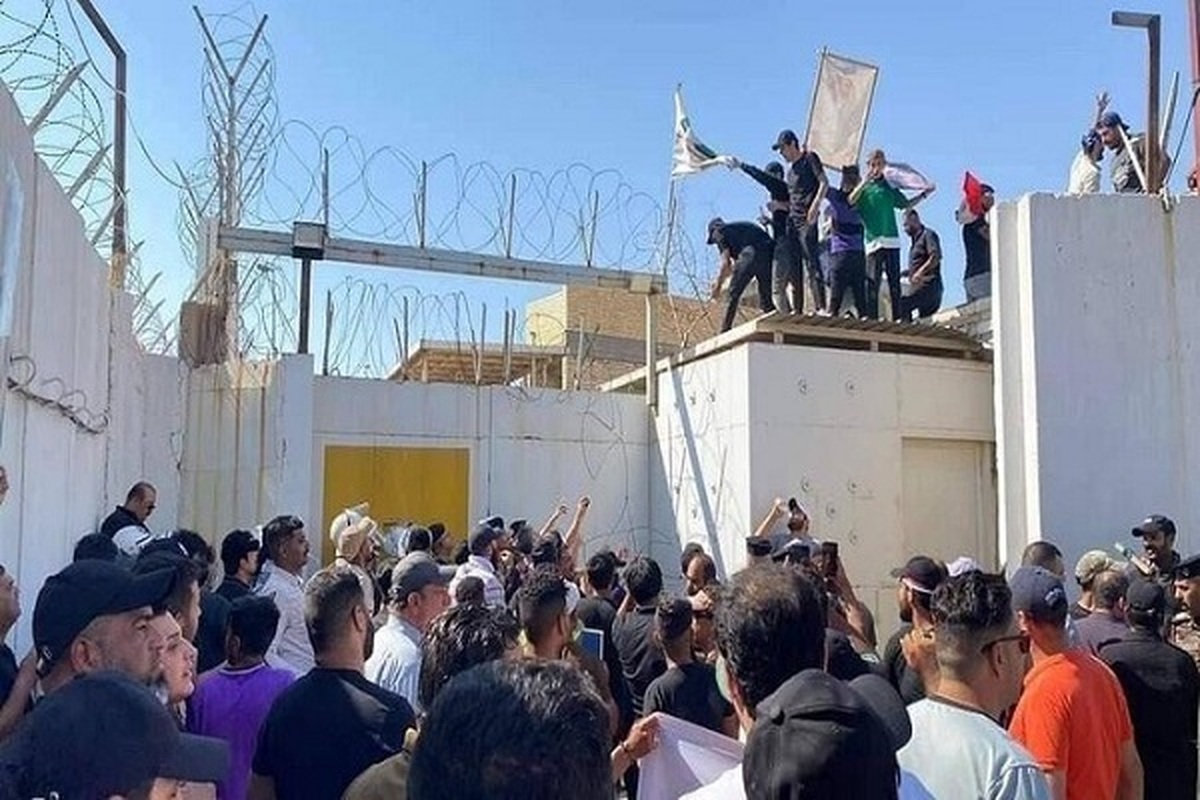 حمله تظاهرات‌کنندگان عراقی به سفارت سوئد در محکومیت اهانت به قرآن